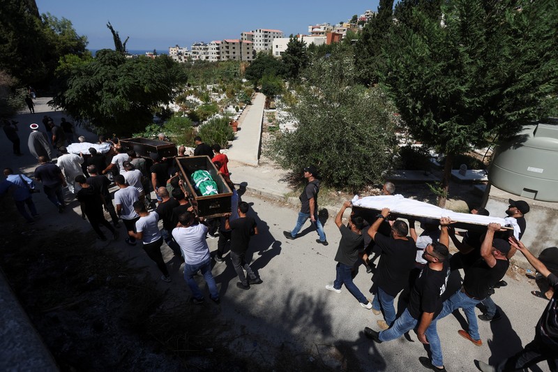 Pemakaman korban tewas dalam serangan Israel di kota Ain Deleb, Sidon, Lebanon, Senin (30/9/2024). (REUTERS/Aziz Taher)