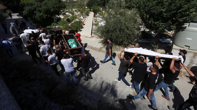 Pemakaman korban tewas dalam serangan Israel di kota Ain Deleb, Sidon, Lebanon, Senin (30/9/2024). (REUTERS/Aziz Taher)