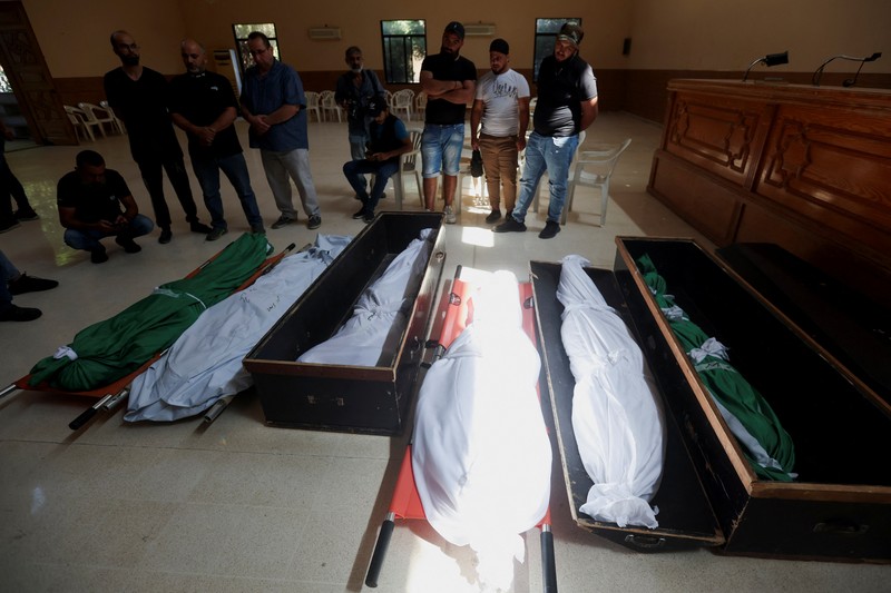 Pemakaman korban tewas dalam serangan Israel di kota Ain Deleb, Sidon, Lebanon, Senin (30/9/2024). (REUTERS/Aziz Taher)