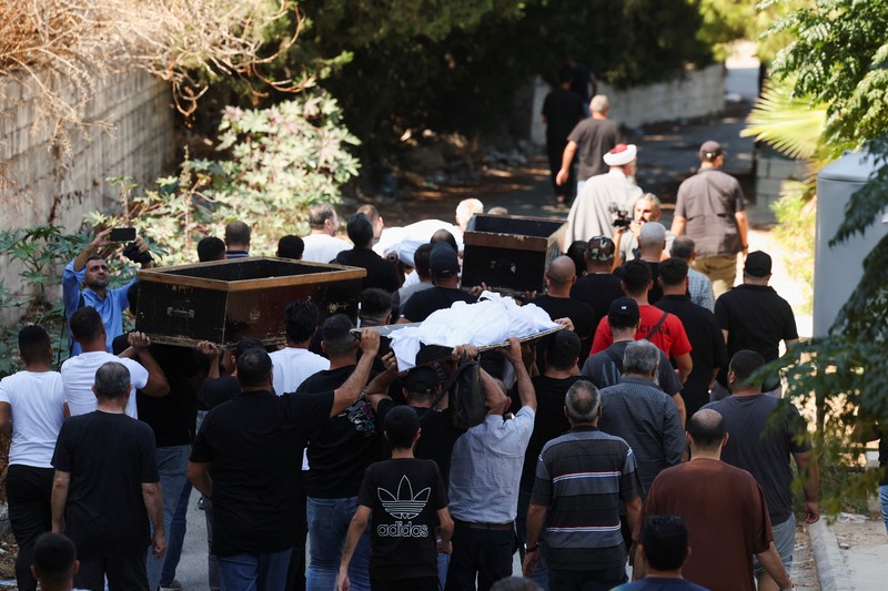 Pemakaman korban tewas dalam serangan Israel di kota Ain Deleb, Sidon, Lebanon, Senin (30/9/2024). (REUTERS/Aziz Taher)