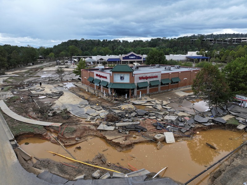 Pemandangan drone menunjukkan area yang rusak, setelah berlalunya Badai Helene, di Asheville, North Carolina, AS, 29 September 2024. Pemandangan drone menunjukkan area yang rusak, setelah berlalunya Badai Helene, di Asheville, North Carolina, AS, 29 September 2024. (REUTERS/Marco Bello)