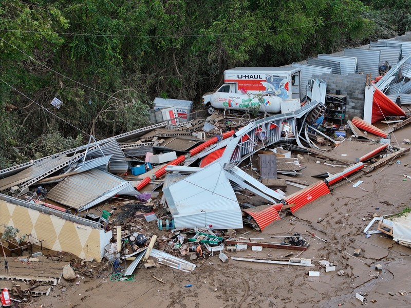 Pemandangan drone menunjukkan area yang rusak, setelah berlalunya Badai Helene, di Asheville, North Carolina, AS, 29 September 2024. (REUTERS/Marco Bello)