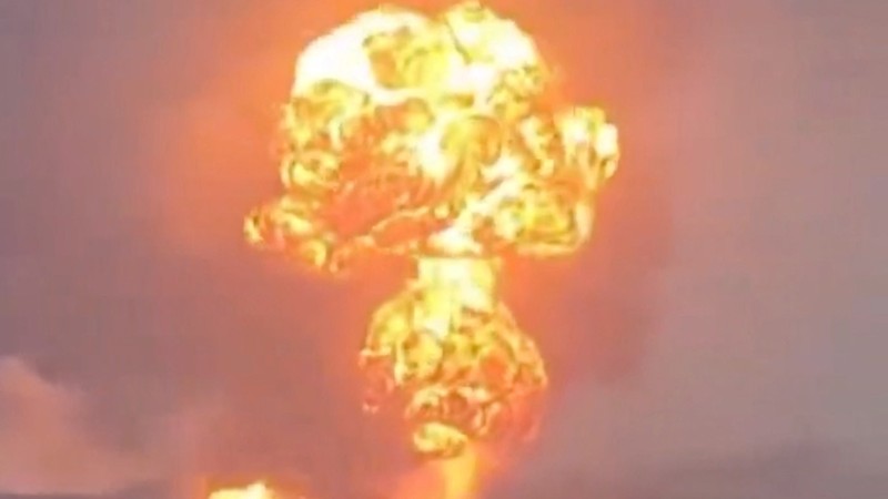 Serangan Israel menghantam kota pelabuhan Hodeida di Yaman Minggu. Serangan Israel menghantam kota pelabuhan Hodeida di Yaman Minggu. (Tangkapan Layar Video Reuters/SOCIAL MEDIA)