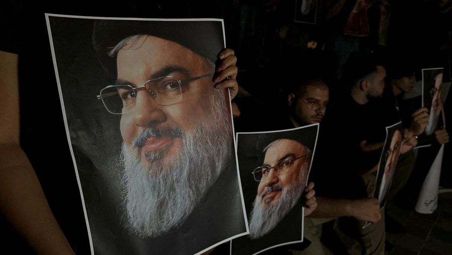 Pendukung pemimpin Hizbullah Lebanon Sayyed Hassan Nasrallah membawa foto-fotonya saat berkumpul di Sidon, setelah terbunuhnya dia dalam serangan udara Israel di pinggiran selatan Beirut pada hari Jumat, Lebanon 28 September 2024. (REUTERS/Ali Hankir)