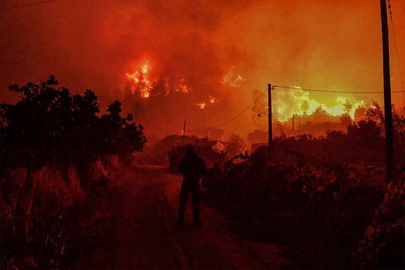 Seorang petugas pemadam kebakaran berusaha memadamkan kebakaran hutan yang terjadi di dekat desa Kallithea, dekat Korintus, Yunani, Senin (30/9/2024). (REUTERS/Vassilis Psomas) Seorang petugas pemadam kebakaran berusaha memadamkan kebakaran hutan yang terjadi di dekat desa Kallithea, dekat Korintus, Yunani, Senin (30/9/2024). (REUTERS/Vassilis Psomas)