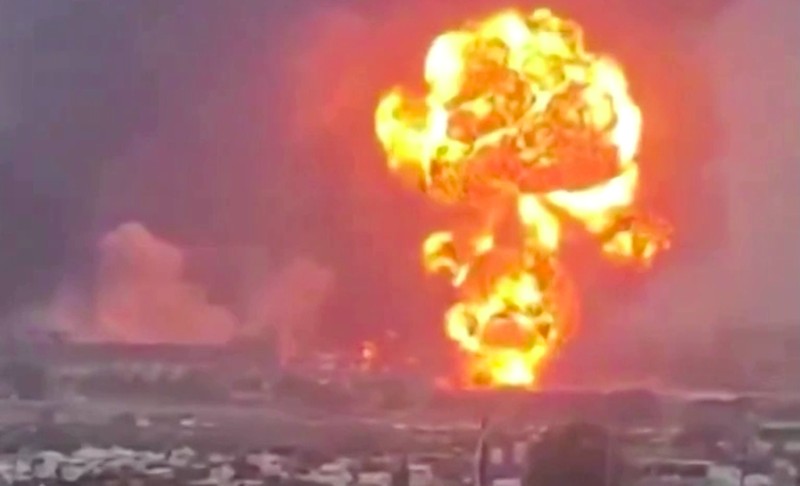 Serangan Israel menghantam kota pelabuhan Hodeida di Yaman Minggu. (Tangkapan Layar Video Reuters/SOCIAL MEDIA)