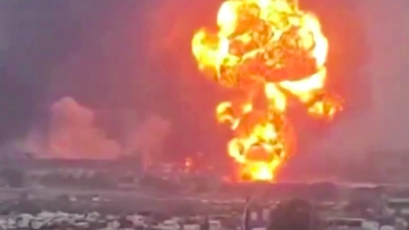 Serangan Israel menghantam kota pelabuhan Hodeida di Yaman Minggu. (Tangkapan Layar Video Reuters/SOCIAL MEDIA)