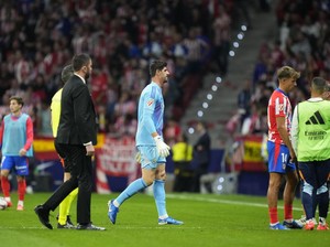 Derby Madrid yang Chaos: Suporter Lempari Benda, Laga Sempat Disetop