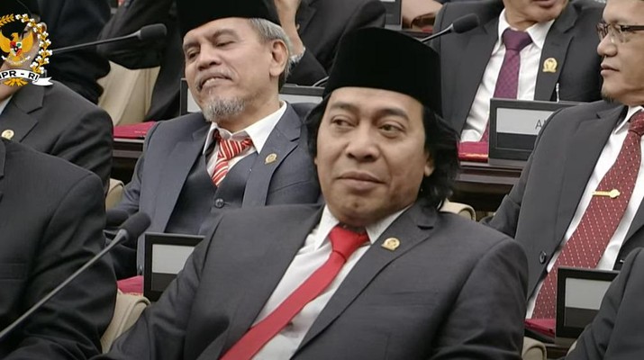 Aktris Komedian Komeng hadir dalam Sidang Pengucapan Sumpah Janji Anggota DPR/DPD/MPR 2024-2029 pada Selasa (1/10/2024). (Tangkapan Layar Youtube DPR RI)