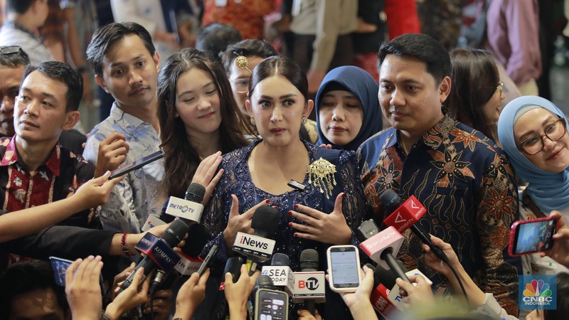 Artis Komeng saat menghadiri Sidang Pengucapan Sumpah Janji Anggota DPR/DPD/MPR 2024-2029 pada Selasa (1/10/2024). (CNBC Indonesia/Pool) Artis Komeng saat menghadiri Sidang Pengucapan Sumpah Janji Anggota DPR/DPD/MPR 2024-2029 pada Selasa (1/10/2024). (CNBC Indonesia/Pool)