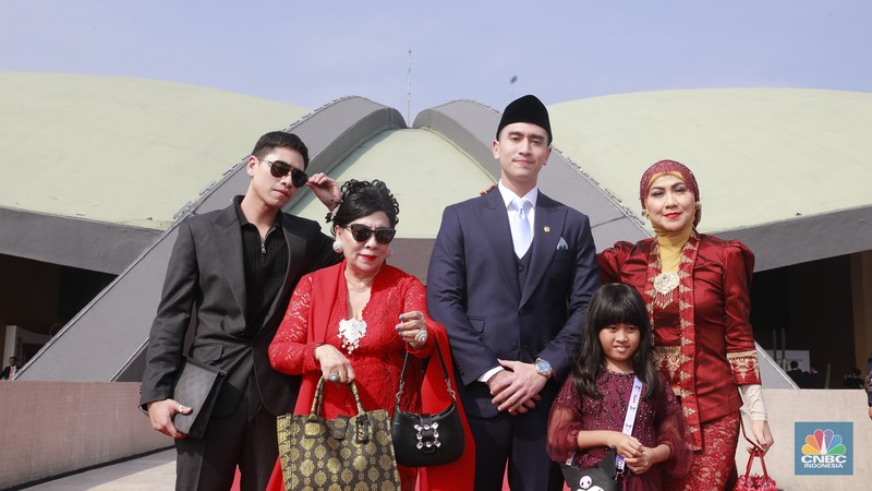 Artis Komeng saat menghadiri Sidang Pengucapan Sumpah Janji Anggota DPR/DPD/MPR 2024-2029 pada Selasa (1/10/2024). (CNBC Indonesia/Pool) Artis Komeng saat menghadiri Sidang Pengucapan Sumpah Janji Anggota DPR/DPD/MPR 2024-2029 pada Selasa (1/10/2024). (CNBC Indonesia/Pool)