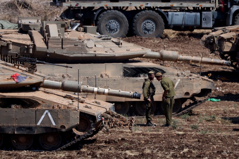 Sebuah tank Angkatan Darat Israel diangkut, di tengah permusuhan lintas perbatasan antara Hizbullah dan Israel, di Israel utara, 1 Oktober 2024. (REUTERS/Jim Urquhart)