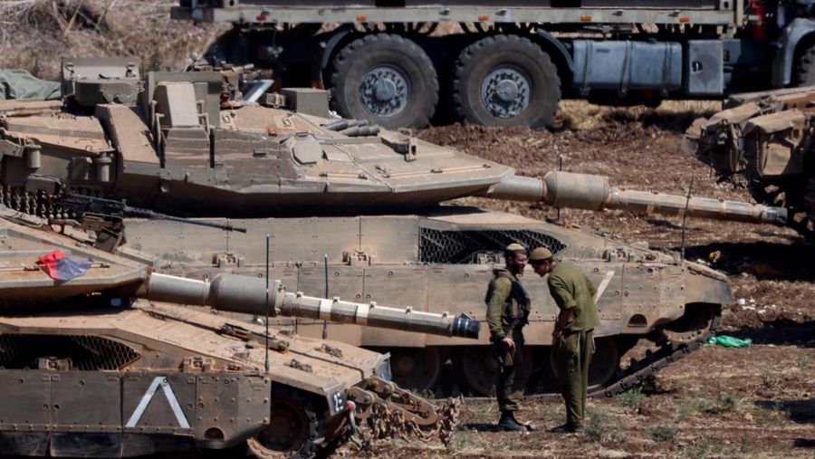 Sebuah tank Angkatan Darat Israel diangkut, di tengah permusuhan lintas perbatasan antara Hizbullah dan Israel, di Israel utara, 1 Oktober 2024. (REUTERS/Jim Urquhart)