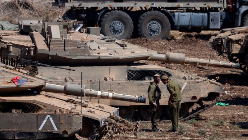 Sebuah tank Angkatan Darat Israel diangkut, di tengah permusuhan lintas perbatasan antara Hizbullah dan Israel, di Israel utara, 1 Oktober 2024. (REUTERS/Jim Urquhart)