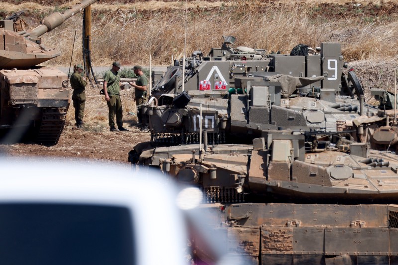 Sebuah tank Angkatan Darat Israel diangkut, di tengah permusuhan lintas perbatasan antara Hizbullah dan Israel, di Israel utara, 1 Oktober 2024. Sebuah tank Angkatan Darat Israel diangkut, di tengah permusuhan lintas perbatasan antara Hizbullah dan Israel, di Israel utara, 1 Oktober 2024. (REUTERS/Jim Urquhart)