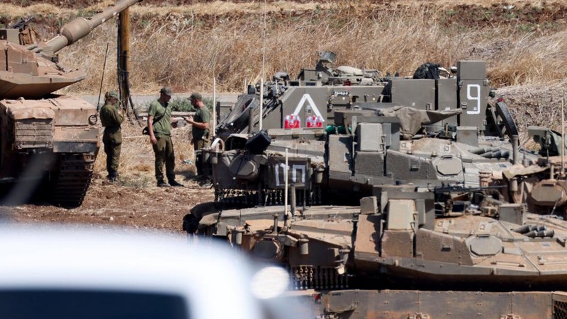 Sebuah tank Angkatan Darat Israel diangkut, di tengah permusuhan lintas perbatasan antara Hizbullah dan Israel, di Israel utara, 1 Oktober 2024. (REUTERS/Jim Urquhart)
