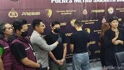 Penampakan Andrew Andika Tertunduk Lesu dengan Tangan Diborgol