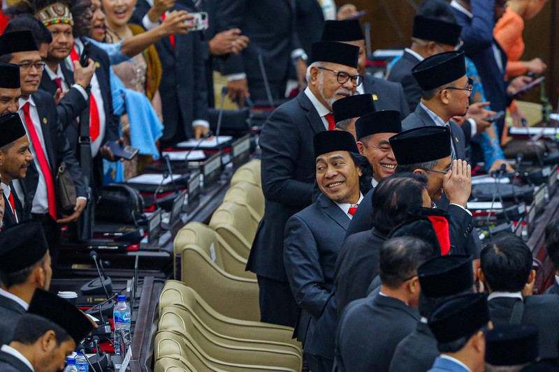 Artis Komeng saat menghadiri Sidang Pengucapan Sumpah Janji Anggota DPR/DPD/MPR 2024-2029 pada Selasa (1/10/2024). (CNBC Indonesia/Pool)