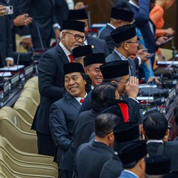Potret Komeng Hingga Once Usai Dilantik Sebagai Anggota Dewan RI