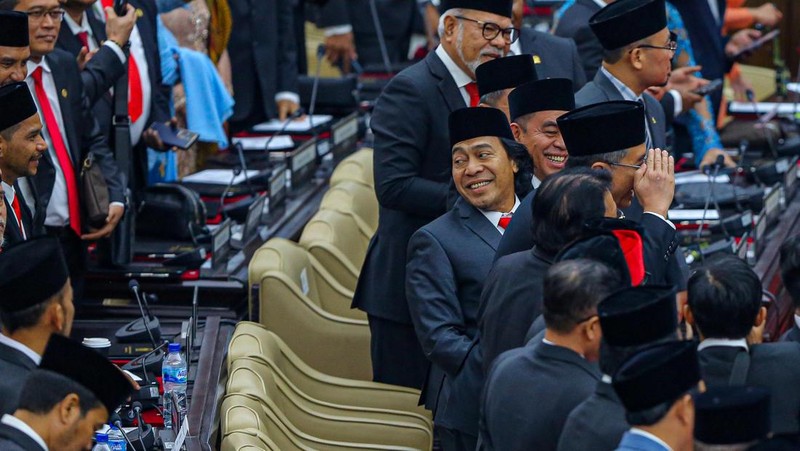 Artis Komeng saat menghadiri Sidang Pengucapan Sumpah Janji Anggota DPR/DPD/MPR 2024-2029 pada Selasa (1/10/2024). (CNBC Indonesia/Pool)