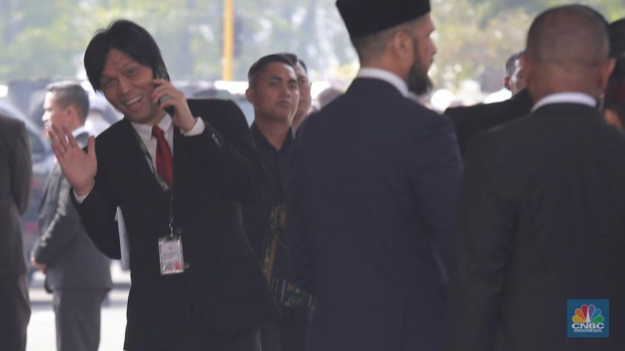 Artis sekaligus Anggota DPR RI Once hadir di sidang awal masa jabatan Anggota MPR/DPR/DPD RI Priode 2024-2029, Jakarta, Selasa, (1/10/2024).  (CNBC Indonesia/Muhammad Sabki)