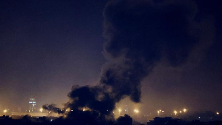 Asap mengepul di pinggiran selatan Beirut setelah serangan, di tengah permusuhan yang sedang berlangsung antara Hizbullah dan pasukan Israel, seperti yang terlihat dari Sin El Fil, Lebanon, 1 Oktober 2024. (REUTERS/Amr Abdallah Dalsh)