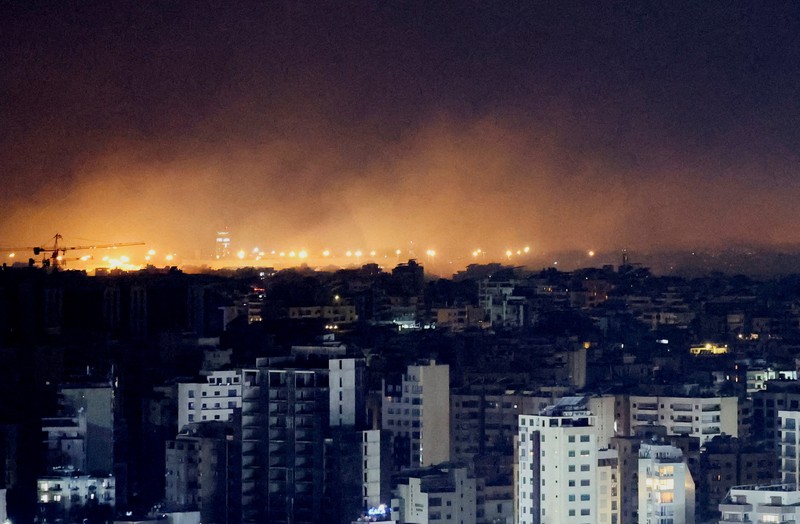 Ledakan terdengar dan asap terlihat mengepul di dekat Bandara Internasional Beirut-Rafic Hariri di ibu kota Lebanon, Beirut, pada Selasa (1 Oktober 2024). Ledakan terdengar dan asap terlihat mengepul di dekat Bandara Internasional Beirut-Rafic Hariri di ibu kota Lebanon, Beirut, pada Selasa (1 Oktober 2024). (Tangkapan Layar Video REUTERS/)
