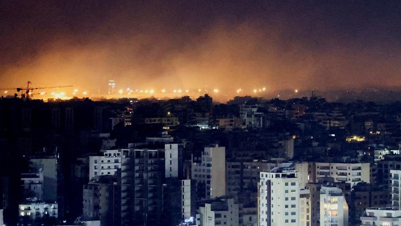 Ledakan terdengar dan asap terlihat mengepul di dekat Bandara Internasional Beirut-Rafic Hariri di ibu kota Lebanon, Beirut, pada Selasa (1 Oktober 2024). (Tangkapan Layar Video REUTERS/)