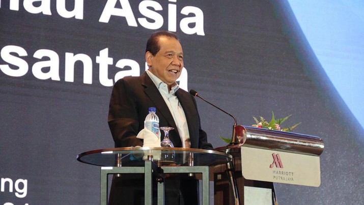 Chairman CT Corp Chairul Tanjung (CT) menjadi pembicara kunci dalam Forum Serantau Yayasan Pembangunan Ekonomi Islam Malaysia (YAPEIM) di Marriot Hotel Putrajaya, Malaysia, Selasa (1/10/2024). (Facebook/Menteri Agama Malaysia Mohd Na'im bin Mokhtar)