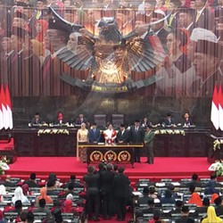 25 Artis Dilantik Jadi Anggota DPR & DPD: Once Hingga Komeng