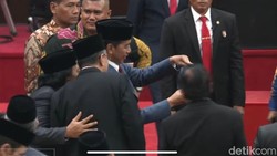 Momen Jokowi dan Komeng Selfie Bareng Usai Pelantikan Anggota DPR