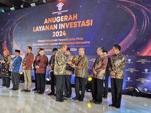 KLHK Terima Anugerah Layanan Investasi dari Menteri Rosan Roeslani