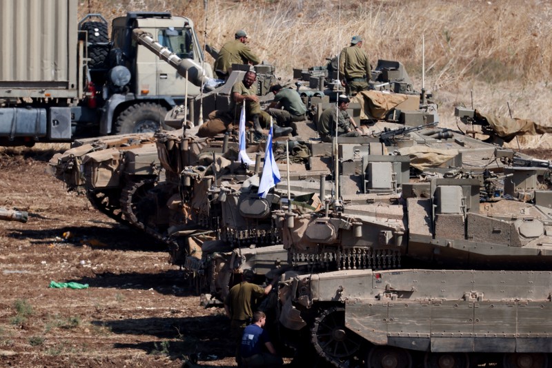 Sebuah tank Angkatan Darat Israel diangkut, di tengah permusuhan lintas perbatasan antara Hizbullah dan Israel, di Israel utara, 1 Oktober 2024. Sebuah tank Angkatan Darat Israel diangkut, di tengah permusuhan lintas perbatasan antara Hizbullah dan Israel, di Israel utara, 1 Oktober 2024. (REUTERS/Jim Urquhart)