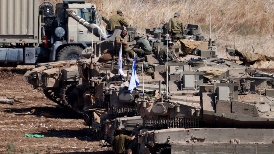 Kendaraan militer lapis baja Israel disusun dalam formasi, di tengah permusuhan lintas perbatasan antara Hizbullah dan Israel, di Israel utara, 30 September 2024. (REUTERS/Jim Urquhart)