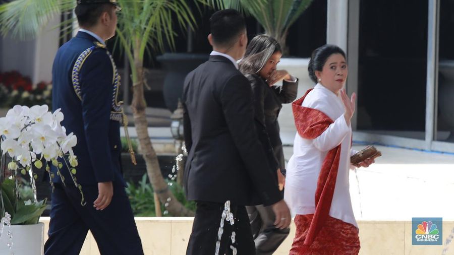 Ketua Dewan Perwakilan Rakyat RI periode 2019-2024 tiba di acara sidang awal masa Jabatan Anggota MPR/DPR/DPD RI periode 2024/2029, Jakarta, Selasa, (1/10/2024). (CNBC Indonesia/Muhammad Sabki)
