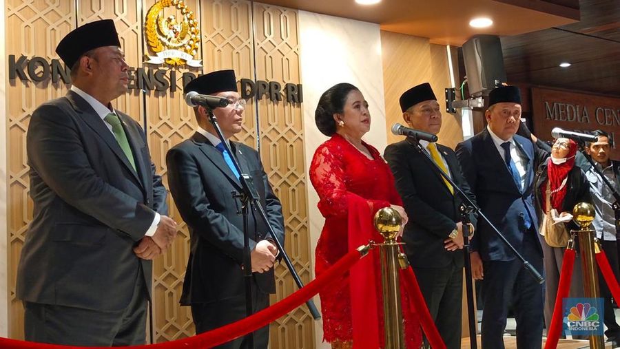 Ketua DPR RI Periode 2024-2029, Puan Maharani (tengah) bersama pimpinan DPR RI saat konferensi pers. (CNBC Indonesia/Martyasari Rizky)