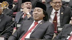 Ekspresi Komeng Diteriaki Uhuy di Dalam Gedung DPR RI