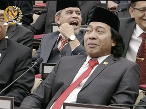 Video: Ekspresi Komeng Diteriaki Uhuy Jelang Dilantik Jadi Anggota DPD