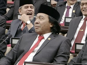 Aksi Kocak Komeng Usai Dilantik Jadi Anggota DPD RI