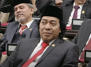 Momen Anggota Dewan Teriak Uhuy Saat Wajah Komeng Muncul di Layar Pelantikan