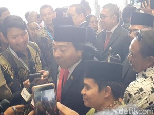 Komeng Jadi Rebutan Usai Dilantik di DPR: Jangan Dorong Emang Mobil Mogok?