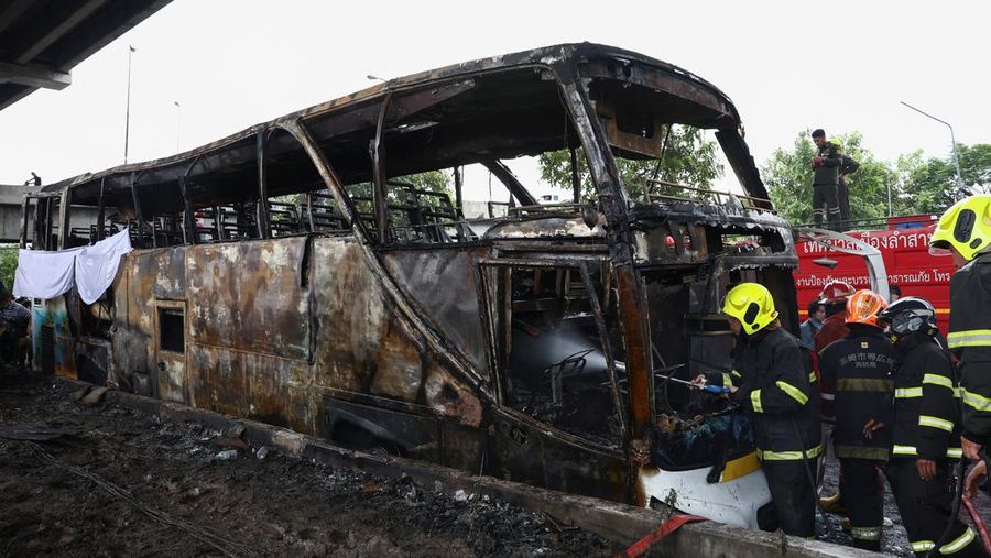 Kondisi bus sekolah dengan 44 penumpang terbakar di Bangkok, Thailand, Selasa (1/10/2024). (REUTERS/Chalinee Thirasupa)