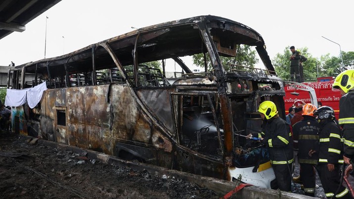 Kondisi bus sekolah dengan 44 penumpang terbakar di Bangkok, Thailand, Selasa (1/10/2024). (REUTERS/Chalinee Thirasupa)
