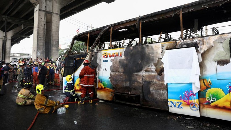 Kondisi bus sekolah dengan 44 penumpang terbakar di Bangkok, Thailand, Selasa (1/10/2024). (REUTERS/Chalinee Thirasupa)