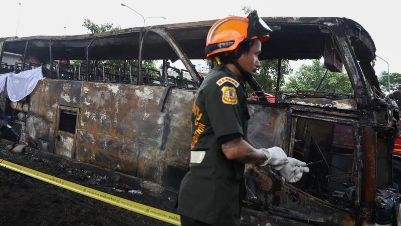 Kondisi bus sekolah dengan 44 penumpang terbakar di Bangkok, Thailand, Selasa (1/10/2024). (REUTERS/Chalinee Thirasupa)