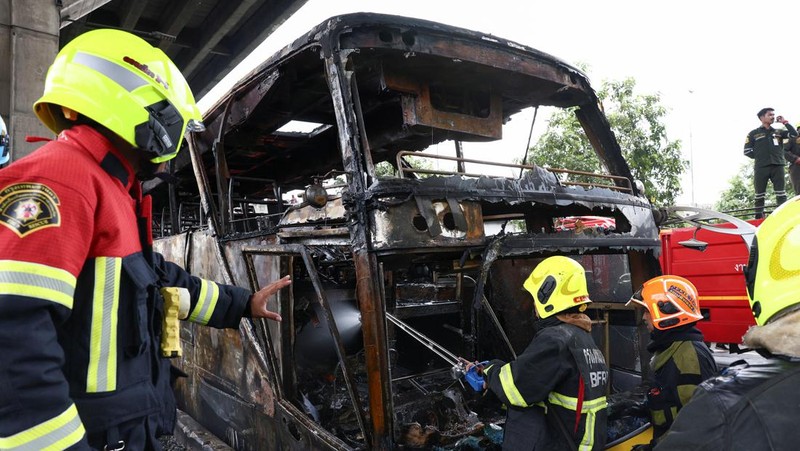 Kondisi bus sekolah dengan 44 penumpang terbakar di Bangkok, Thailand, Selasa (1/10/2024). (REUTERS/Chalinee Thirasupa)