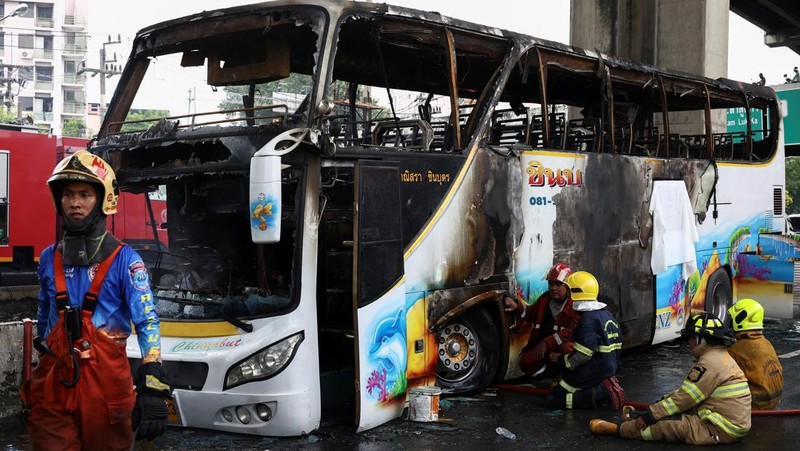 Kondisi bus sekolah dengan 44 penumpang terbakar di Bangkok, Thailand, Selasa (1/10/2024). (REUTERS/Chalinee Thirasupa)