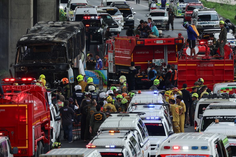 Kondisi bus sekolah dengan 44 penumpang terbakar di Bangkok, Thailand, Selasa (1/10/2024). (REUTERS/Chalinee Thirasupa) Kondisi bus sekolah dengan 44 penumpang terbakar di Bangkok, Thailand, Selasa (1/10/2024). (REUTERS/Chalinee Thirasupa)