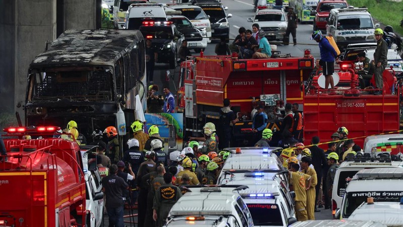 Kondisi bus sekolah dengan 44 penumpang terbakar di Bangkok, Thailand, Selasa (1/10/2024). (REUTERS/Chalinee Thirasupa)