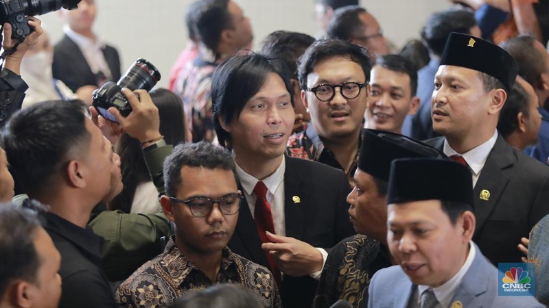 Artis Komeng saat menghadiri Sidang Pengucapan Sumpah Janji Anggota DPR/DPD/MPR 2024-2029 pada Selasa (1/10/2024). (CNBC Indonesia/Pool)